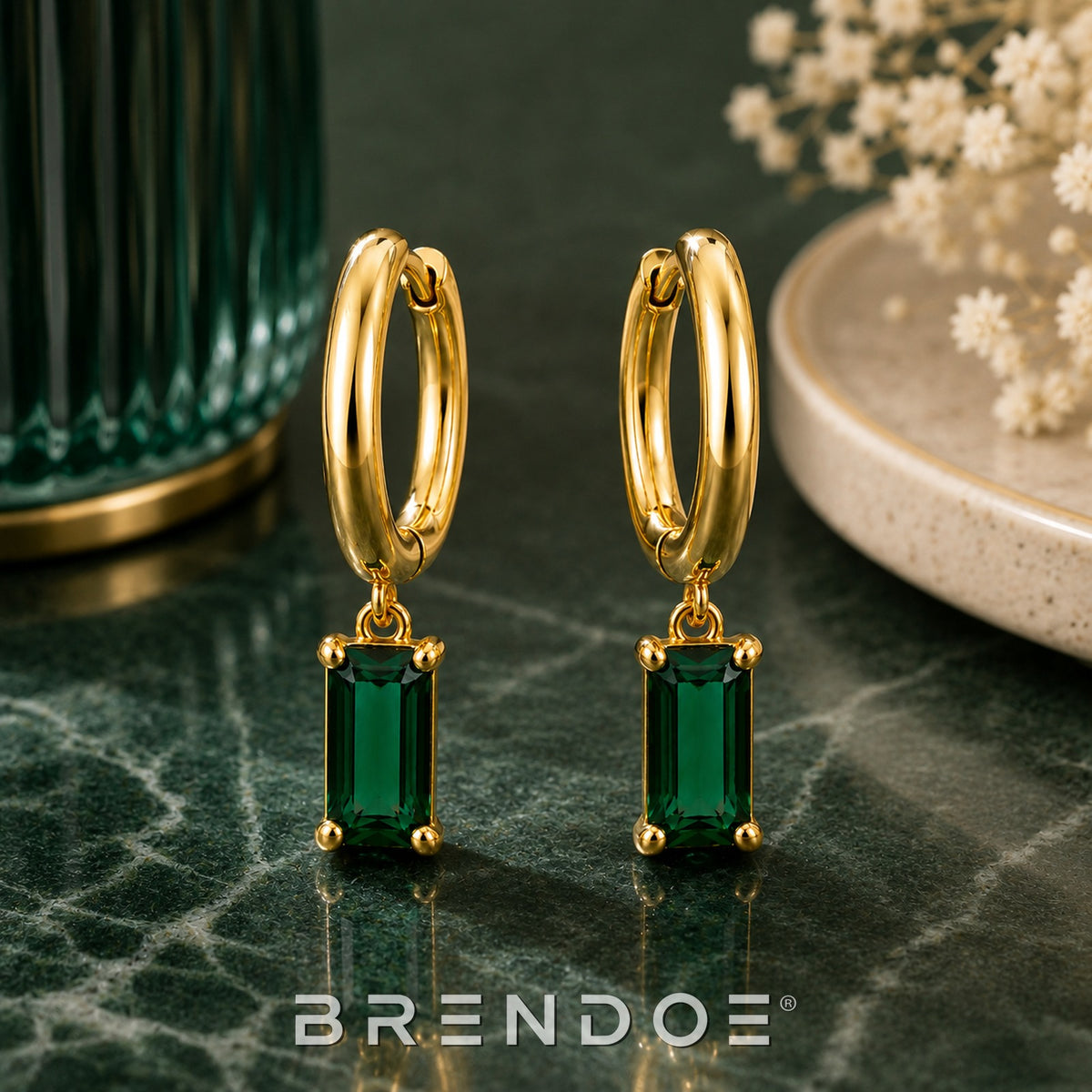 Brendoe Goudkleurige Hangoorbellen met Groene Zirkonia