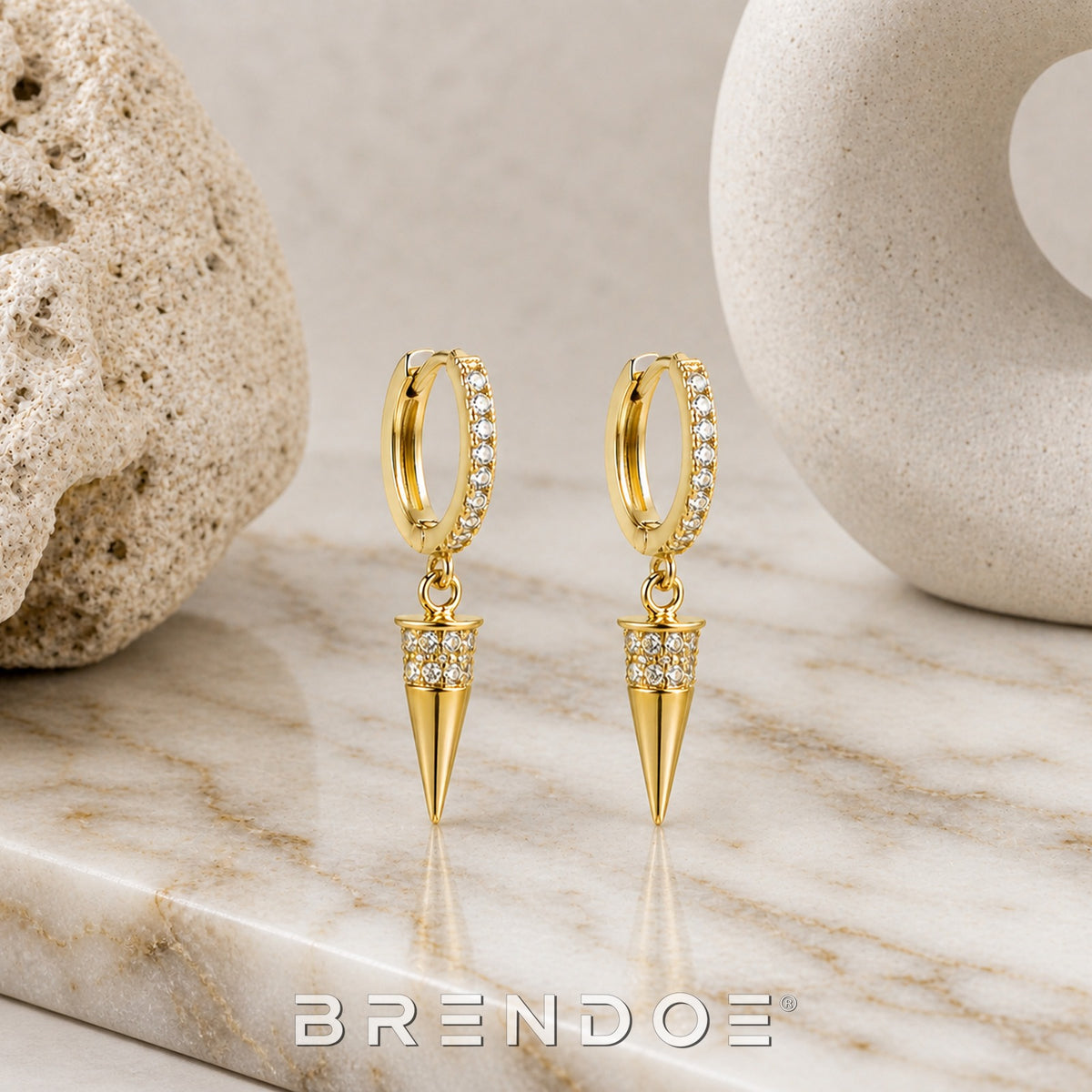 Brendoe Goudkleurige Spike Oorbellen met Zirkonia
